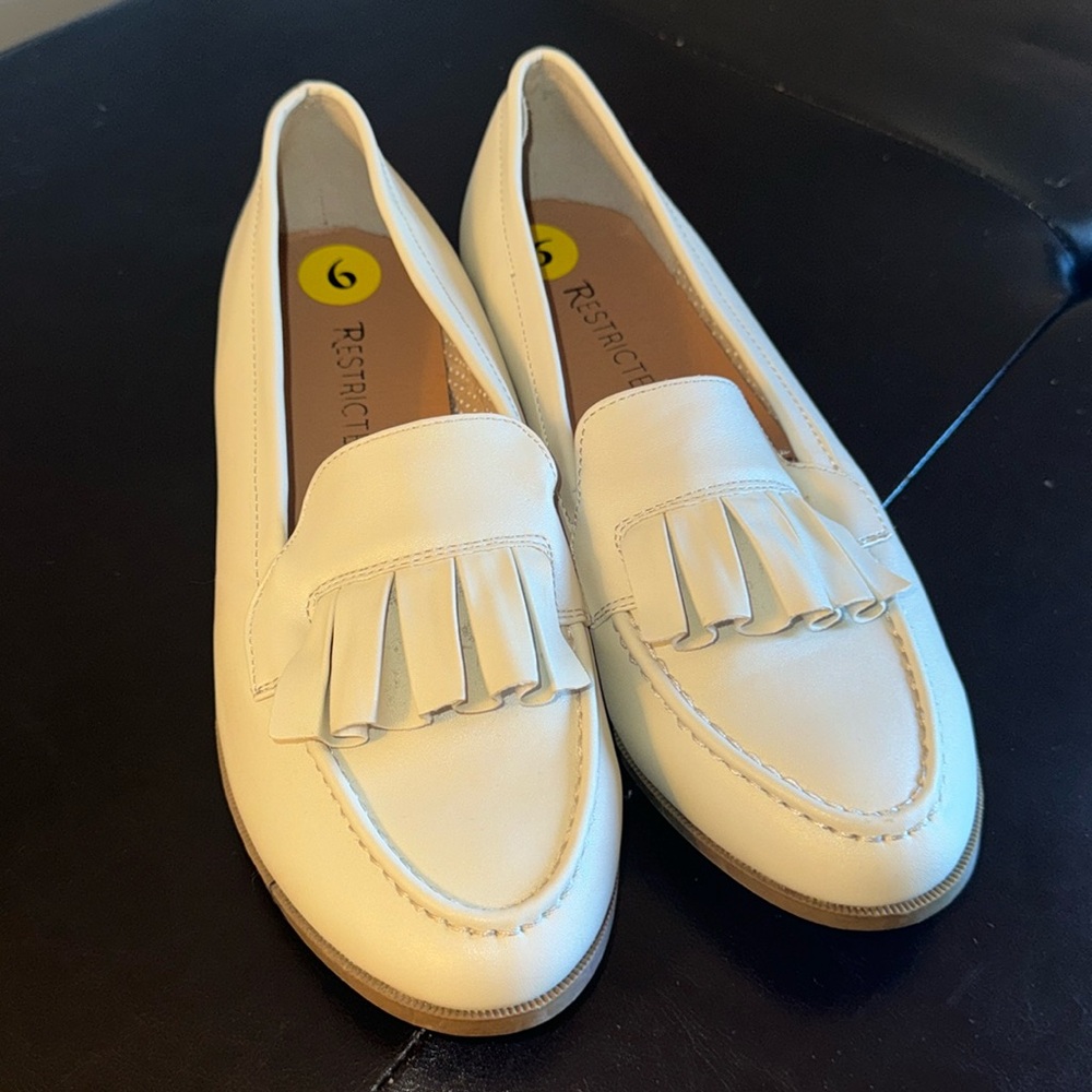 Restricted cream loafers